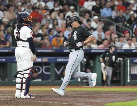 　アストロズ戦の５回、後続の内野安打で生還するホワイトソックスの三走村上＝ヒューストン（共同）