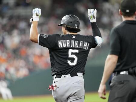 　アストロズ戦の７回、左前打を放ち喜ぶホワイトソックス・村上＝ヒューストン（共同）