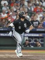 　アストロズ戦の１回、先制の右犠飛を放つホワイトソックス・村上＝ヒューストン（共同）