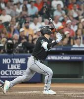 　アストロズ戦の１回、先制の右犠飛を放つホワイトソックス・村上＝ヒューストン（共同）