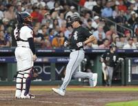 　アストロズ戦の５回、後続の内野安打で生還するホワイトソックスの三走村上＝ヒューストン（共同）