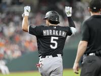 　アストロズ戦の７回、左前打を放ち喜ぶホワイトソックス・村上＝ヒューストン（共同）