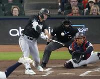 　アストロズ戦の１回、先制の右犠飛を放つホワイトソックス・村上＝ヒューストン（共同）