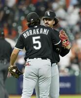 　アストロズに勝利し、バルガス（奥）と喜ぶホワイトソックス・村上＝ヒューストン（共同）