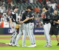 　アストロズに勝利し、チームメートと喜ぶホワイトソックス・村上（左から３人目）＝ヒューストン（共同）
