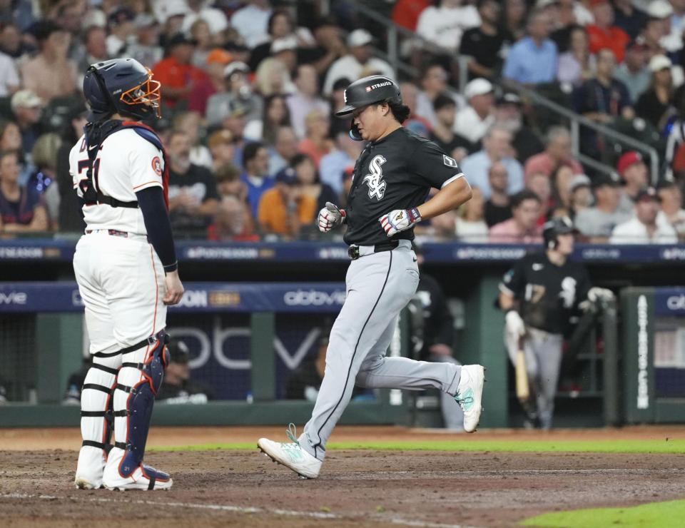 　アストロズ戦の５回、後続の内野安打で生還するホワイトソックスの三走村上＝ヒューストン（共同）