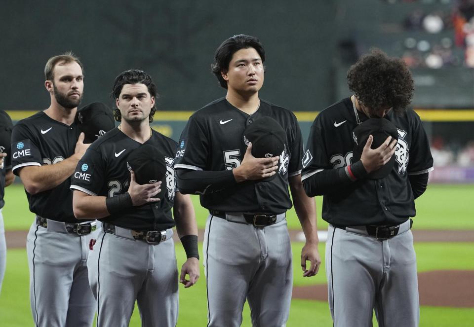 　試合前のセレモニーで米国国歌を聞くホワイトソックス・村上（右から２人目）＝ヒューストン（共同）