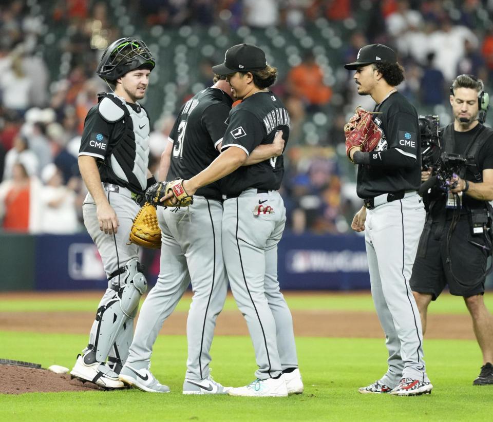 　アストロズに勝利し、チームメートと喜ぶホワイトソックス・村上（左から３人目）＝ヒューストン（共同）