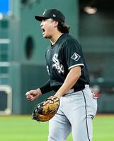 　８回を終え、ガッツポーズする村上（共同）