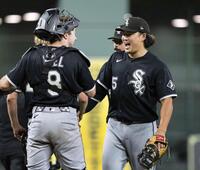 　アストロズに勝利し、チームメートと喜ぶホワイトソックス・村上（右）＝ヒューストン（ゲッティ＝共同）