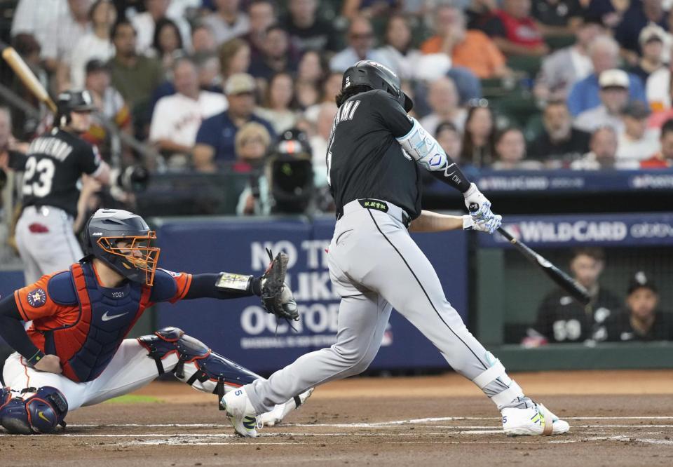 　アストロズ戦の１回、空振り三振に倒れるホワイトソックス・村上＝ヒューストン（共同）