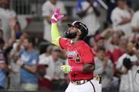 　フィリーズ戦の１回、３ランを放ち喜ぶブレーブスのハリス＝アトランタ（ＡＰ＝共同）