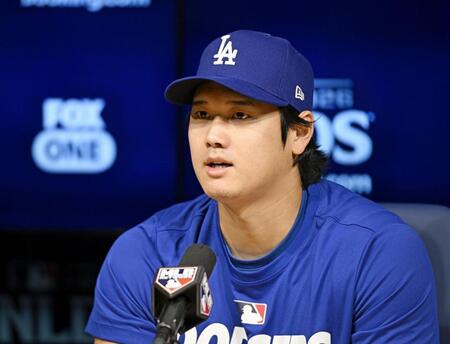 　地区シリーズを前に、記者会見するドジャース・大谷＝２日、ロサンゼルス（共同）