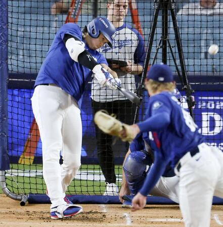実戦形式の打撃練習を行う大谷（共同）