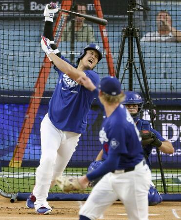 実戦形式の打撃練習を行う大谷（共同）