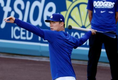 　やり投げで調整するドジャース・山本＝ロサンゼルス（共同）
