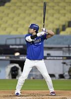 実戦形式の打撃練習で打席に立つ大谷（共同）