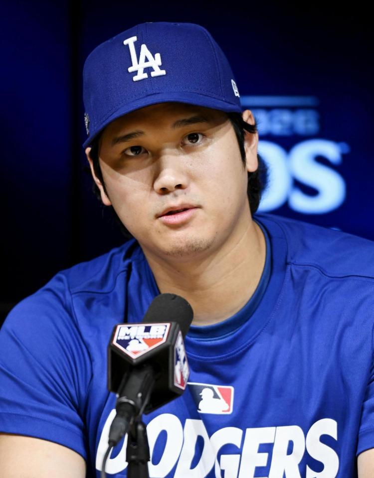 　地区シリーズを前に、記者会見するドジャース・大谷＝２日、ロサンゼルス（共同）