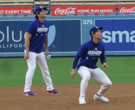 走塁練習をするキム・ヘソン（右）と大谷＝２日