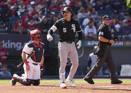 　ガーディアンズ戦の４回、ポストシーズン初本塁打となる先制２ランを放ったホワイトソックス・村上＝クリーブランド（共同）