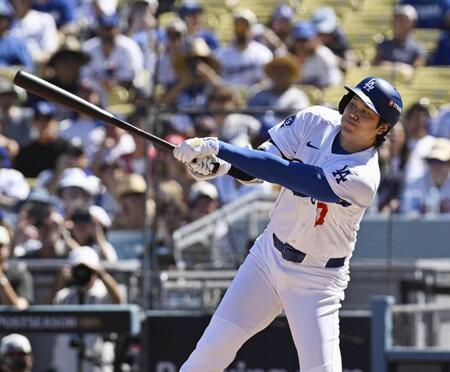 　ブレーブス戦の１回、右前打を放つドジャース・大谷＝ロサンゼルス（共同）