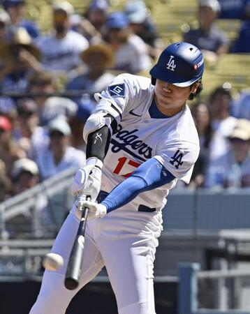 　ブレーブス戦の１回、右前打を放つドジャース・大谷＝ロサンゼルス（共同）
