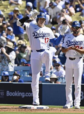 　ブレーブス戦の１回、右前打を放ちポーズをとるドジャース・大谷＝ロサンゼルス（共同）
