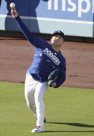 　調整するドジャース・山本＝２日、ロサンゼルス