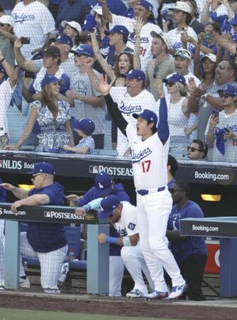 　ブレーブスに勝利しチームメートを迎えにベンチを出るドジャース・大谷＝ロサンゼルス（共同）