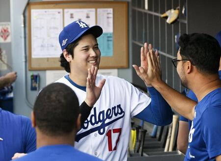 　ブレーブスに勝利し笑顔でタッチを交わすドジャース・大谷＝ロサンゼルス（共同）