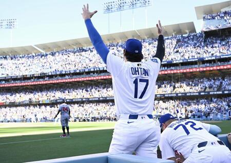 　ブレーブスに勝利し喜ぶドジャース・大谷＝ロサンゼルス（共同）