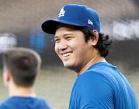 　打撃練習中に笑顔を見せるドジャース・大谷（共同）