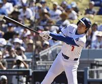 　ブレーブス戦の１回、右前打を放つドジャース・大谷＝ロサンゼルス（共同）