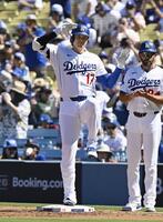 　ブレーブス戦の１回、右前打を放ちポーズをとるドジャース・大谷＝ロサンゼルス（共同）