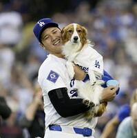 ドジャース・大谷翔平と愛犬デコピン（提供・共同通信社）