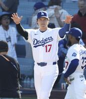 　ブレーブスに勝利しチームメートを迎えるドジャース・大谷＝ロサンゼルス（共同）