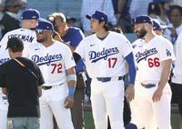 　ブレーブスに勝利しチームメートを迎えるドジャース・大谷（右から２人目）＝ロサンゼルス（共同）