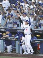 　ブレーブスに勝利しチームメートを迎えにベンチを出るドジャース・大谷＝ロサンゼルス（共同）
