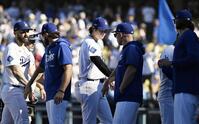 　ブレーブスに勝利しチームメートとタッチを交わすドジャース・大谷（中央）＝ロサンゼルス（共同）