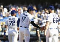 　ブレーブスに勝利しチームメートとタッチを交わすドジャース・大谷＝ロサンゼルス（共同）