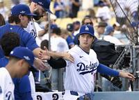 　ブレーブスに勝利しタッチを交わすドジャース・大谷＝ロサンゼルス（共同）