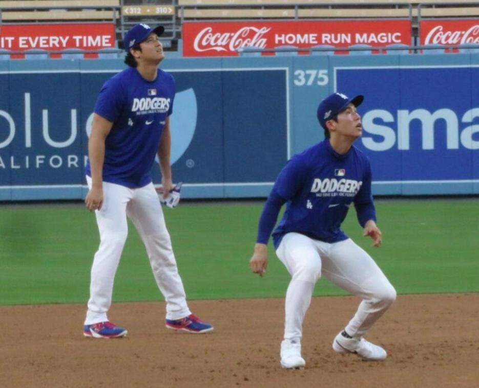 走塁練習をするキム・ヘソン（右）と大谷＝２日