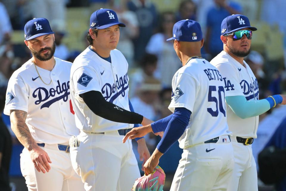 ブレーブスに勝利し、タッチを交わすドジャース・大谷翔平（写真・ロイター／アフロ）