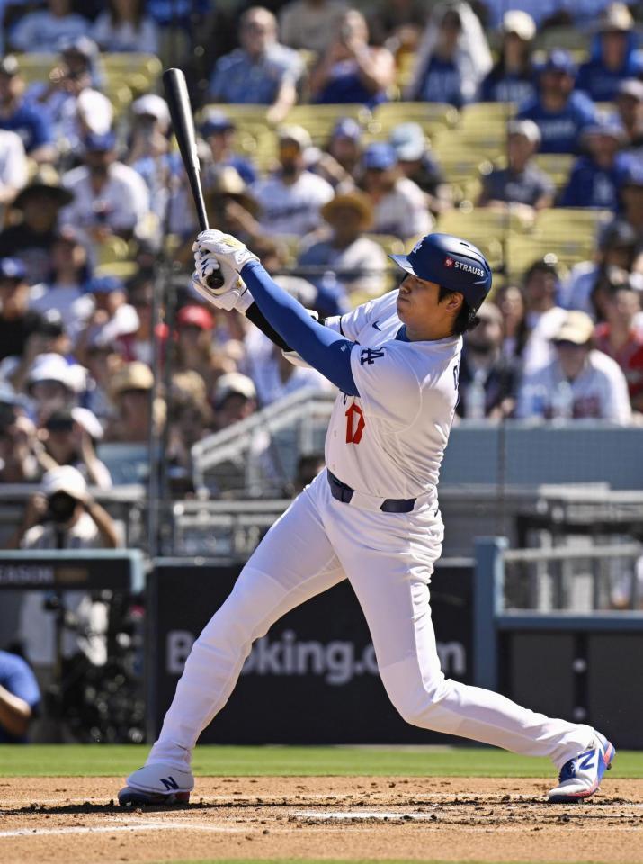 　ブレーブス戦の１回、右前打を放つドジャース・大谷＝ロサンゼルス（共同）