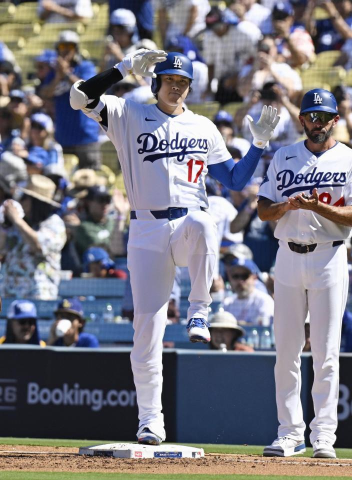 　ブレーブス戦の１回、右前打を放ちポーズをとるドジャース・大谷＝ロサンゼルス（共同）