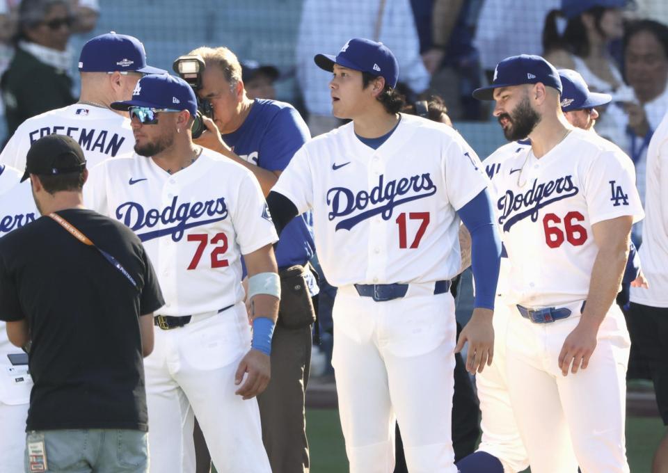 　ブレーブスに勝利しチームメートを迎えるドジャース・大谷（右から２人目）＝ロサンゼルス（共同）