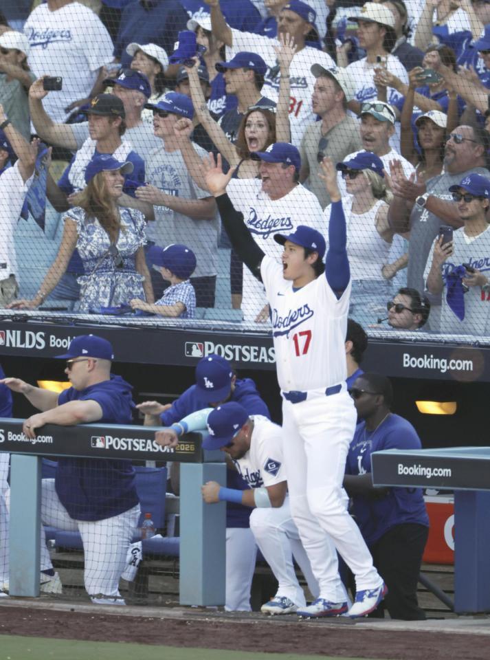 　ブレーブスに勝利しチームメートを迎えにベンチを出るドジャース・大谷＝ロサンゼルス（共同）