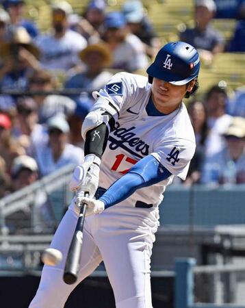 　１回、右前打を放つ大谷（共同）