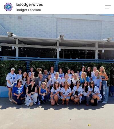 地区シリーズ第１戦の集合写真。ドジャーワイブスのインスタグラム（ｌａｄｏｄｇｅｒｗｉｖｅｓ）より