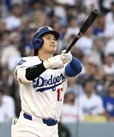 　ブレーブス戦の３回、遊飛に倒れたドジャース・大谷＝ロサンゼルス（共同）